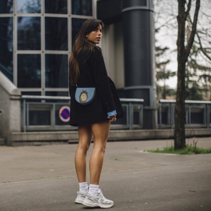 Τα λευκά sneakers που θα απογειώσουν τις φθινοπωρινές σας εμφανίσεις