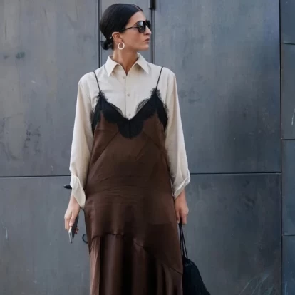 Οι πιο μοντέρνοι τρόποι για να φορέσετε το slip dress τη νέα σεζόν 