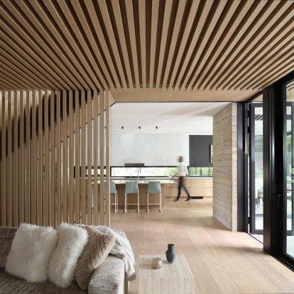 Μια εντυπωσιακή βίλα στον Καναδά χρησιμοποιεί το ξύλο ως το πιο βασικό υλικό κατασκευής της