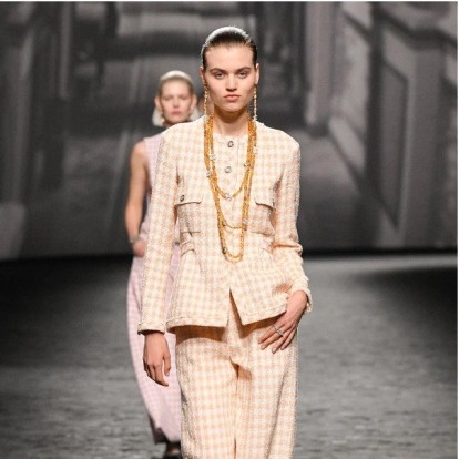PFW: Η Virginie Viard χάρισε στη γυναίκα της Chanel τη λάμψη που της αξίζει