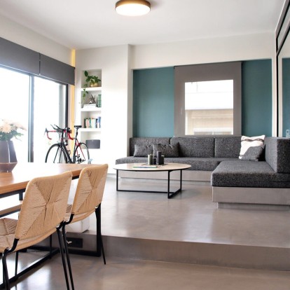 Ένα μόλις 55 τ.μ. διαμέρισμα στην Αθήνα μοιάζει τεράστιο, χάρη στον ευρηματικό σχεδιασμό του