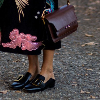 Tα flat shoes για να επιστρέψετε δυναμικά στα office looks 