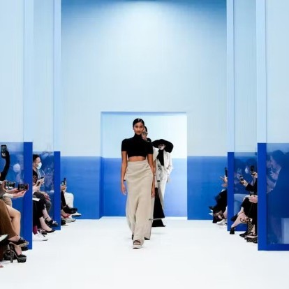 Milan Report: Η Max Mara μας «ταξίδεψε» με τις δημιουργίες της στην ιταλική ριβιέρα του 1930