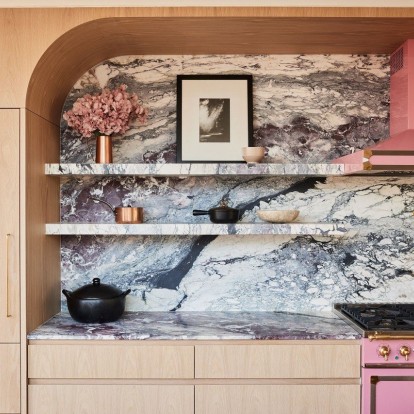 The bubblegum effect: Η κατοικία μιας γνωστής fashionista στη Νέα Υόρκη αποτελεί ωδή στο ροζ