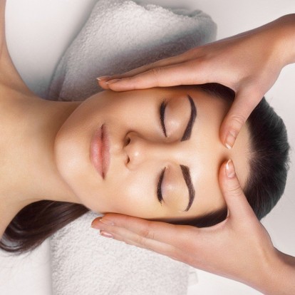 Οι θεραπείες προσώπου που μπορείτε να εφαρμόσετε στο σπίτι και στο ιατρείο