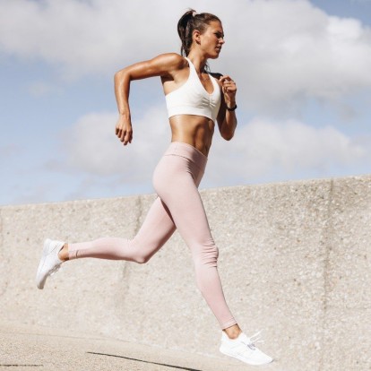 Running with: 4+1 podcasts που μας κάνουν την καλύτερη παρέα στο jogging 