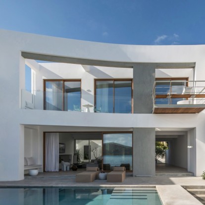 H Villa Mimaze είναι μια ονειρεμένη κατοικία στην Ελούντα με έμπνευση από τον θαλασσινό αέρα