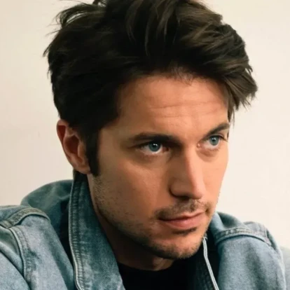Ο Lucas Bravo μιλάει για προσωπικά πράγματα που δεν γνωρίζουμε γι' αυτόν
