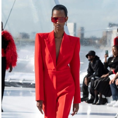 Η νέα SS23 του Alexander McQueen εμπνέεται από τα αρχεία του αείμνηστου σχεδιαστή