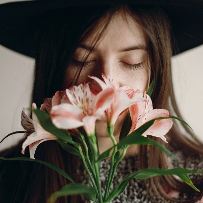 Relaxing rituals: Οι 5 μυρωδιές που μας χαλαρώνουν σύμφωνα με τους experts