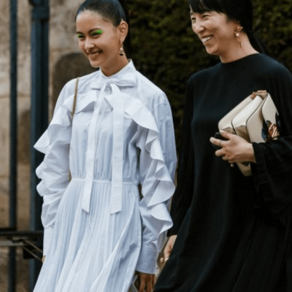 Τα πιο stylish midi φορέματα που θα αναδείξουν τη σιλουέτα σας 