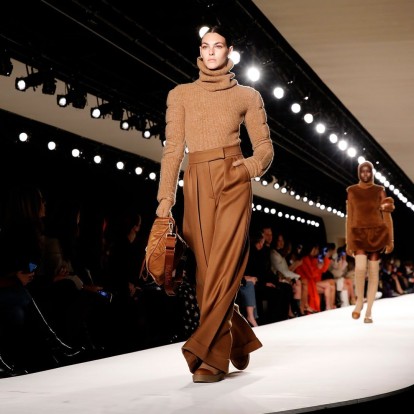 Τα πιο fashionable σχέδια στα πουλόβερ, σύμφωνα με τις FW '22 πασαρέλες