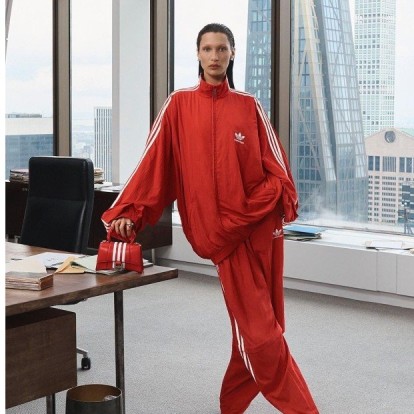 Η εντυπωσιακή φωτογράφιση της Bella Hadid για τη super fresh καμπάνια Balenciaga x Adidas 