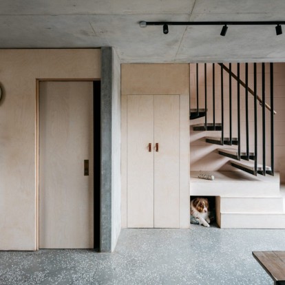 Σκυρόδεμα και ξύλο σε απόλυτη αρμονία σε ένα ξεχωριστό σπίτι στο Λονδίνο 