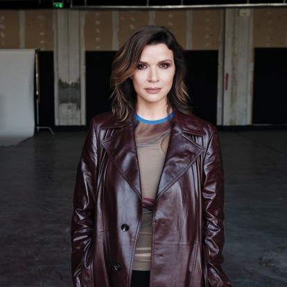 «Οι ρωγμές μας είναι οι ρίζες μας»: Η Αφροδίτη Παναγιωτάκου μιλάει για ό,τι την εμπνέει 