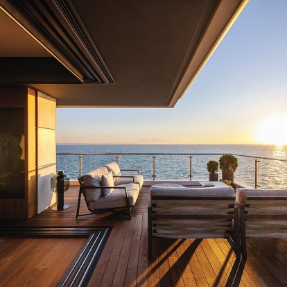 Ένα απαράμιλλης αισθητικής διαμέρισμα στη Θεσσαλονίκη μοιάζει να αιωρείται στον Θερμαϊκό