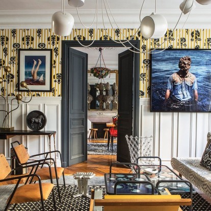 Το διαμέρισμα του designer Sacha Walckhoff αποδεικνύει ότι μπορούμε να εμπιστευτούμε το θεατρικό mix & match στο design 