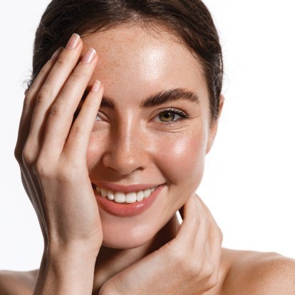 Pre-holiday Glow: Οι θεραπείες προσώπου με θεαματικά αποτελέσματα πριν από τις γιορτές