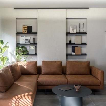 Ένα μικρό εργένικο διαμέρισμα που χωράει τα πάντα και ποντάρει στο μαύρο χρώμα