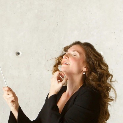 Ζωή Τσόκανου: Ποια είναι η δυναμική μαέστρος στο τιμόνι της Κρατικής Ορχήστρας Θεσσαλονίκης 