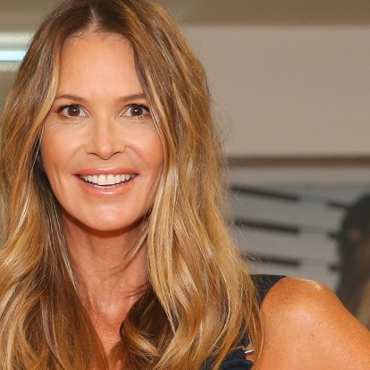 Elle Macpherson: Tι περιέχει η it bag του supermodel; 