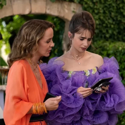 Emily in Paris: Τι αλλάζει στο ενδυματολογικό κομμάτι της 3ης σεζόν της σειράς