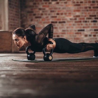 Θέλετε να αποκτήσετε επίπεδη κοιλιά; Αυτές είναι οι must-try ασκήσεις 