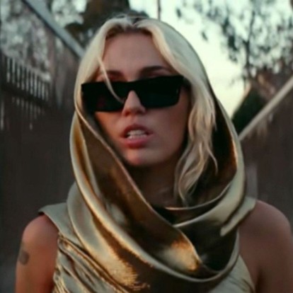 Flowers: To νέο κομμάτι της Miley Cyrus στέλνει το πιο ισχυρό μήνυμα για την αυτοαγάπη