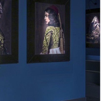 Η εμβληματική έκθεση «Ένδυμα ψυχής» του Βαγγέλη Κύρη στο Μουσείο της Ακρόπολης