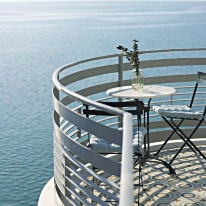 Ένα διαμέρισμα στη Θεσσαλονίκη μπροστά στη θάλασσα συνδυάζει παλιό και καινούριο με τρόπο ιδανικό 