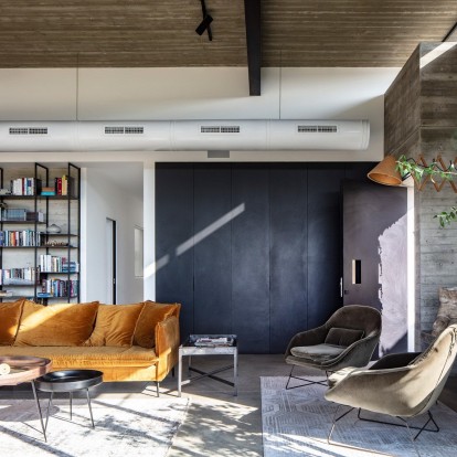 Μια μαγική ισόγεια κατοικία με αδρά βιομηχανικά υλικά και φιλόξενη φωτεινή ατμόσφαιρα