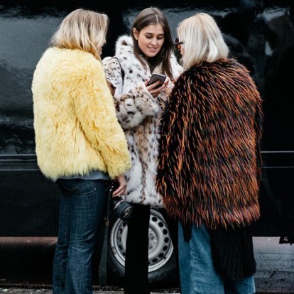 Οι faux furs είναι η πιο must τάση της σεζόν 