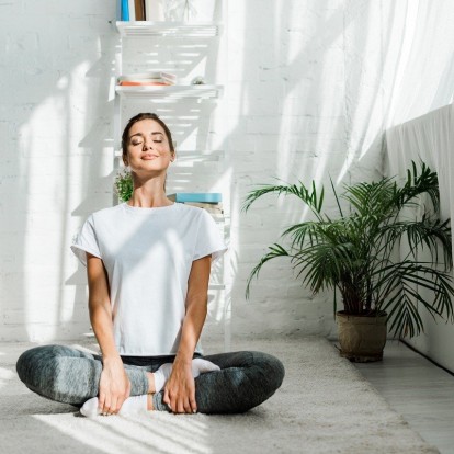 Moon Yoga: Πώς η κατανόηση του σεληνιακού κύκλου ενισχύει τη ρουτίνα ευεξίας σας  