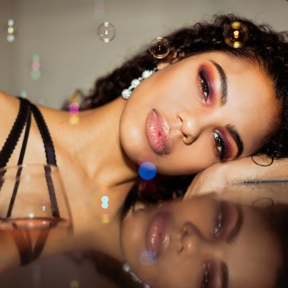 It's girls night out: Έχετε κανονίσει έξοδο με τις κολλητές σας και δεν ξέρετε τί μακιγιάζ ταιριάζει με το outfit σας; 