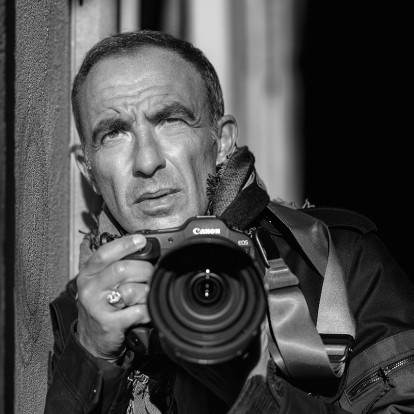 Νίκος Αλιάγας: Μιλήσαμε λίγο πριν και λίγο μετά τα εγκαίνια της έκθεσης “Regards Vénitiens” στη Βενετία 