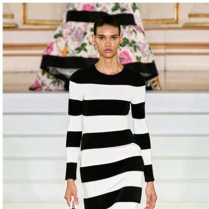 Fall 2023: Η Carolina Herrera υμνεί τη μαρινιέρα και απογειώνει τη θηλυκότητα 