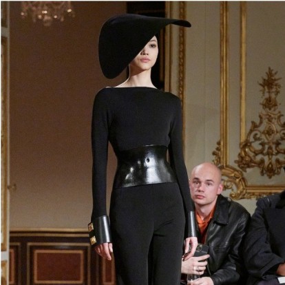 PFW: Ο οίκος Schiaparelli παρουσίασε την πρώτη του ready-to-wear collection στην πασαρέλα