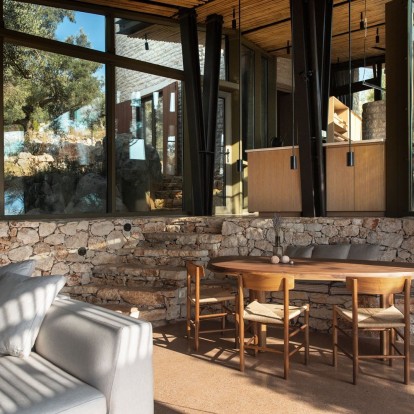 Mια βραβευμένη κατοικία στο Μεγανήσι γίνεται υπόδειγμα ένταξης στο μαγευτικό φυσικό της περιβάλλον 