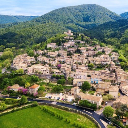 Το άγνωστο χωριό της γαλλικής elite, που αποτελεί ησυχαστήριο της μποέμ κουλτούρας 