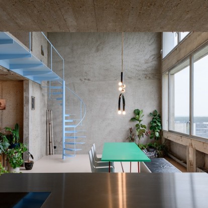 Ένα urban διώροφο διαμέρισμα που μοιάζει με σχεδιαστικό όνειρο 